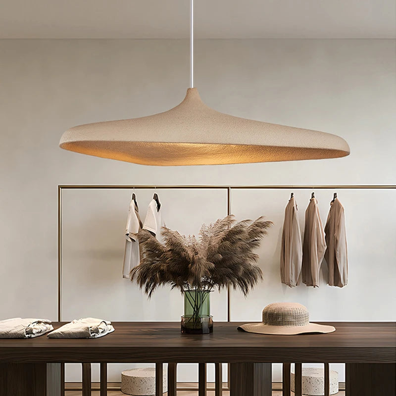 Suspension chapeau grès sablé boutique japandi lumière ambrée – Atelier Fancy Light