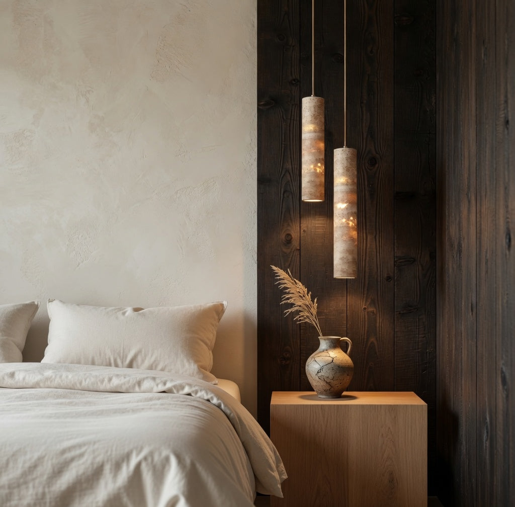 Suspension travertin cylindrique Wabi-Sabi avec lumière chaude et organique dans un intérieur minimaliste aux matières naturelles