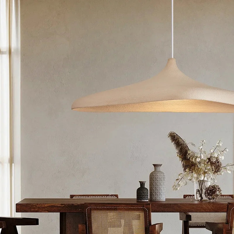 Suspension chapeau japandi ambiance table bois herbes séchées – Atelier Fancy Light