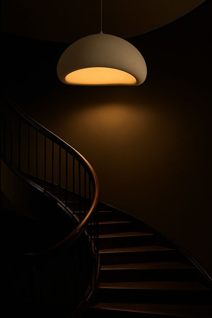 Suspension dôme halo doré cage escalier ambiance feutrée – Atelier Fancy Light