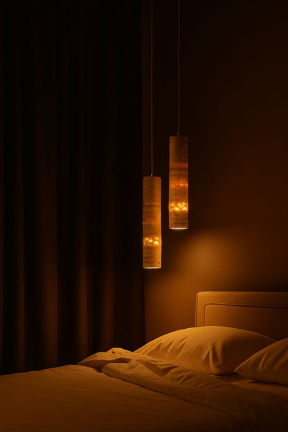 Suspension travertin cylindre chambre ambiance soir lumière orangée dramatique wabi-sabi – Atelier Fancy Light