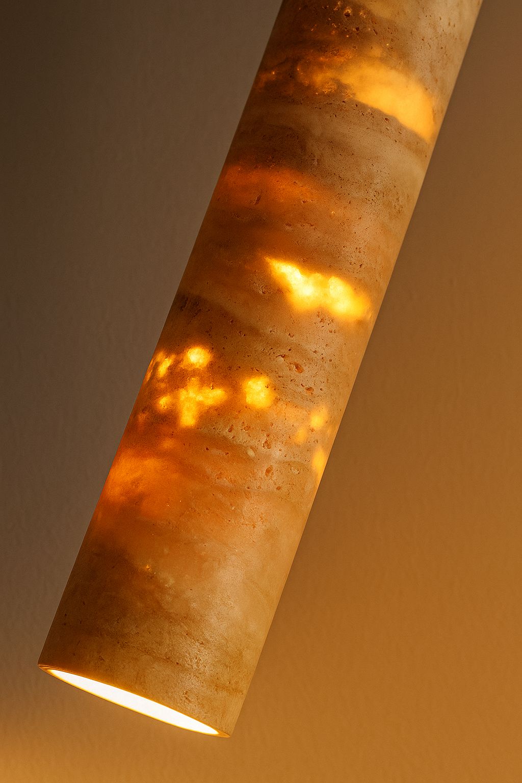 Suspension travertin cylindre allumé veines ambrées lumière filtrée pierre wabi-sabi – Atelier Fancy Light
