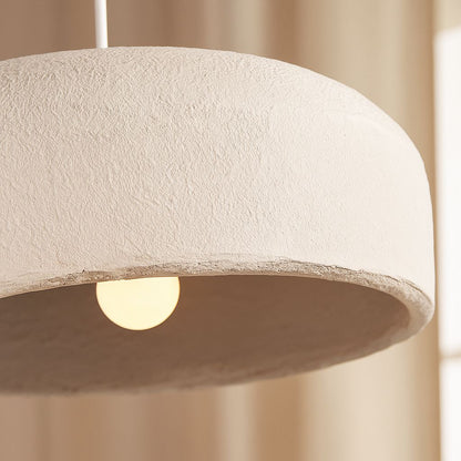 Suspension tambour stuc texturé détail surface granuleuse wabi-sabi lumière chaude E27 – Atelier Fancy Light