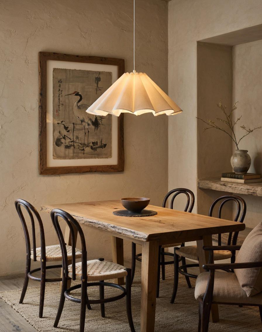 Suspension pétales lin japandi salle à manger table noire allumée – Atelier Fancy Light