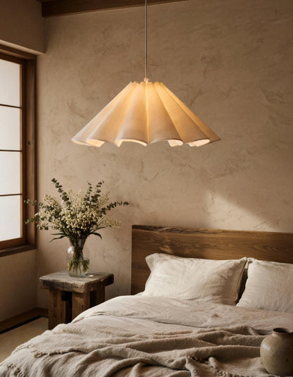 Suspension lin plissé chambre lit bois brut wabi-sabi – Atelier Fancy Light