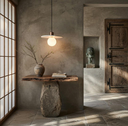 Suspension marbre globe opalin au-dessus d'une console en bois brut, ambiance Japandi minimaliste