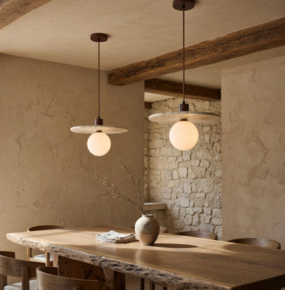 deux suspensions marbre opalin au-dessus d'une table en bois flotté, déco artisanale Wabi-Sabi