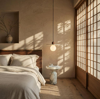 Suspension marbre globe opalin en chevet de chambre Japandi, table de nuit marbre et poutre bois