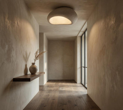 Plafonnier galet Wabi-Sabi dans couloir minimaliste
