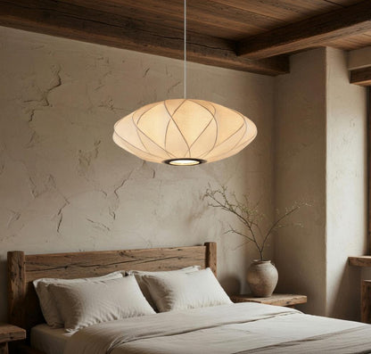 Suspension soie ovale cocon allumée halo doux blanc chaud 3000K intérieur Japandi – Atelier Fancy Light