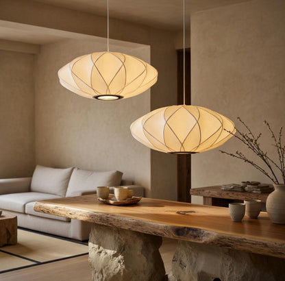 Suspension cocon soie ovale Japandi allumée lumière chaude salon contemporain – Atelier Fancy Light
