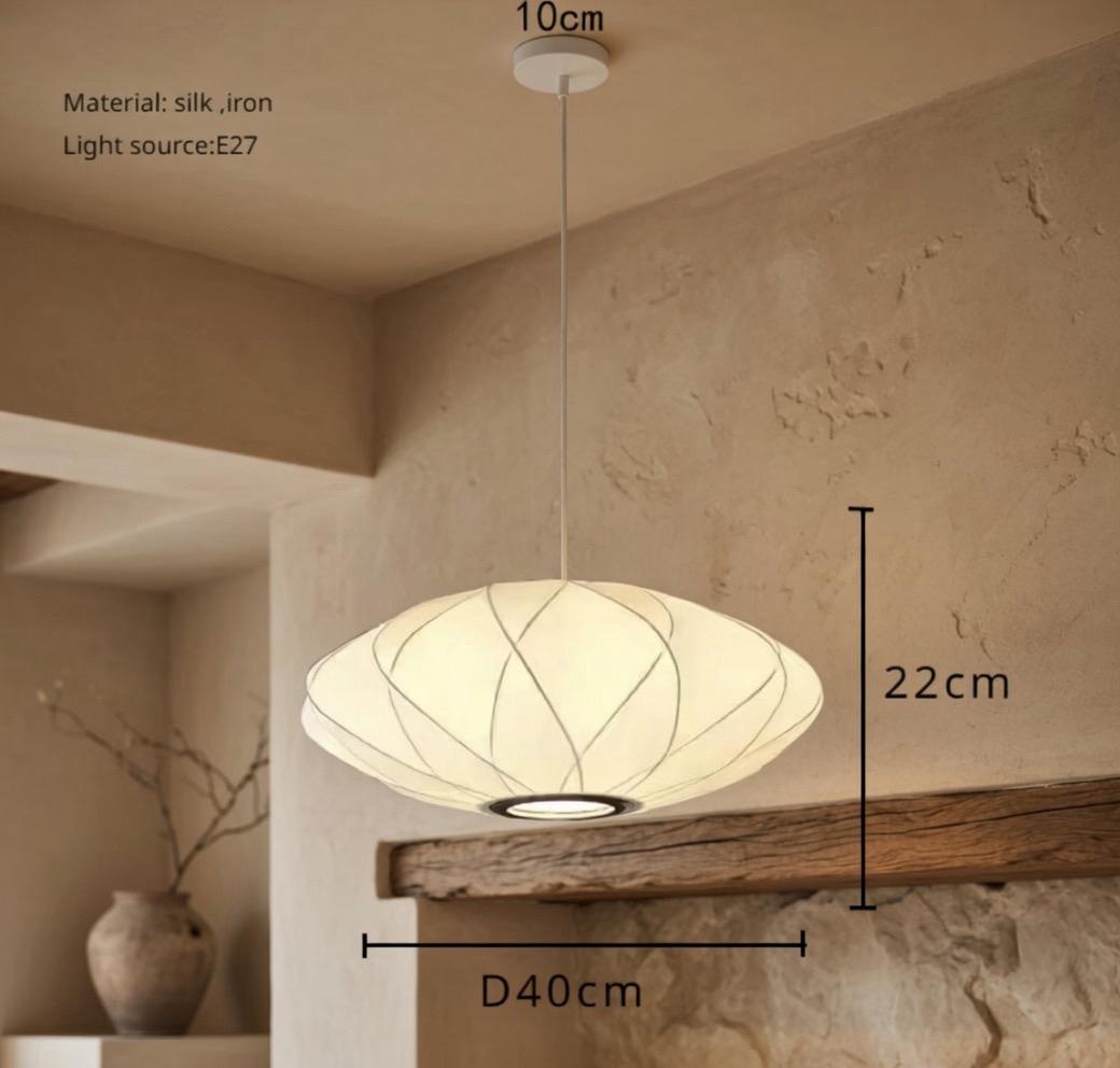 Détail texture soie naturelle suspension cocon ovale Wabi-Sabi lumière tamisée – Atelier Fancy Light