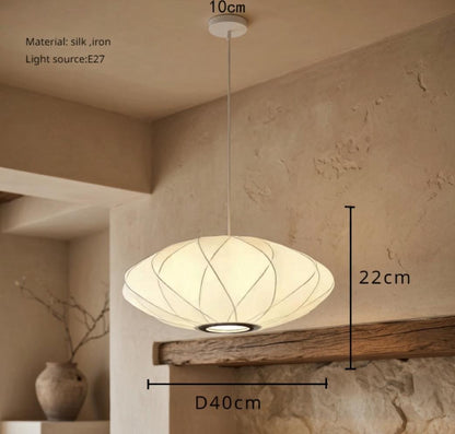 Détail texture soie naturelle suspension cocon ovale Wabi-Sabi lumière tamisée – Atelier Fancy Light