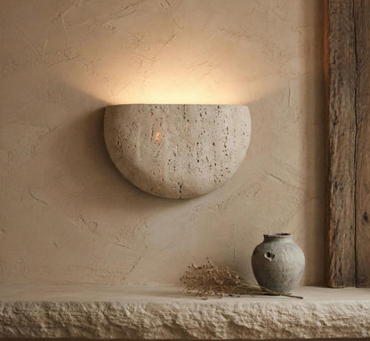 Détail pierre travertin demi-lune surface poreuse naturelle beige uplighter Wabi-Sabi – Atelier Fancy Light
