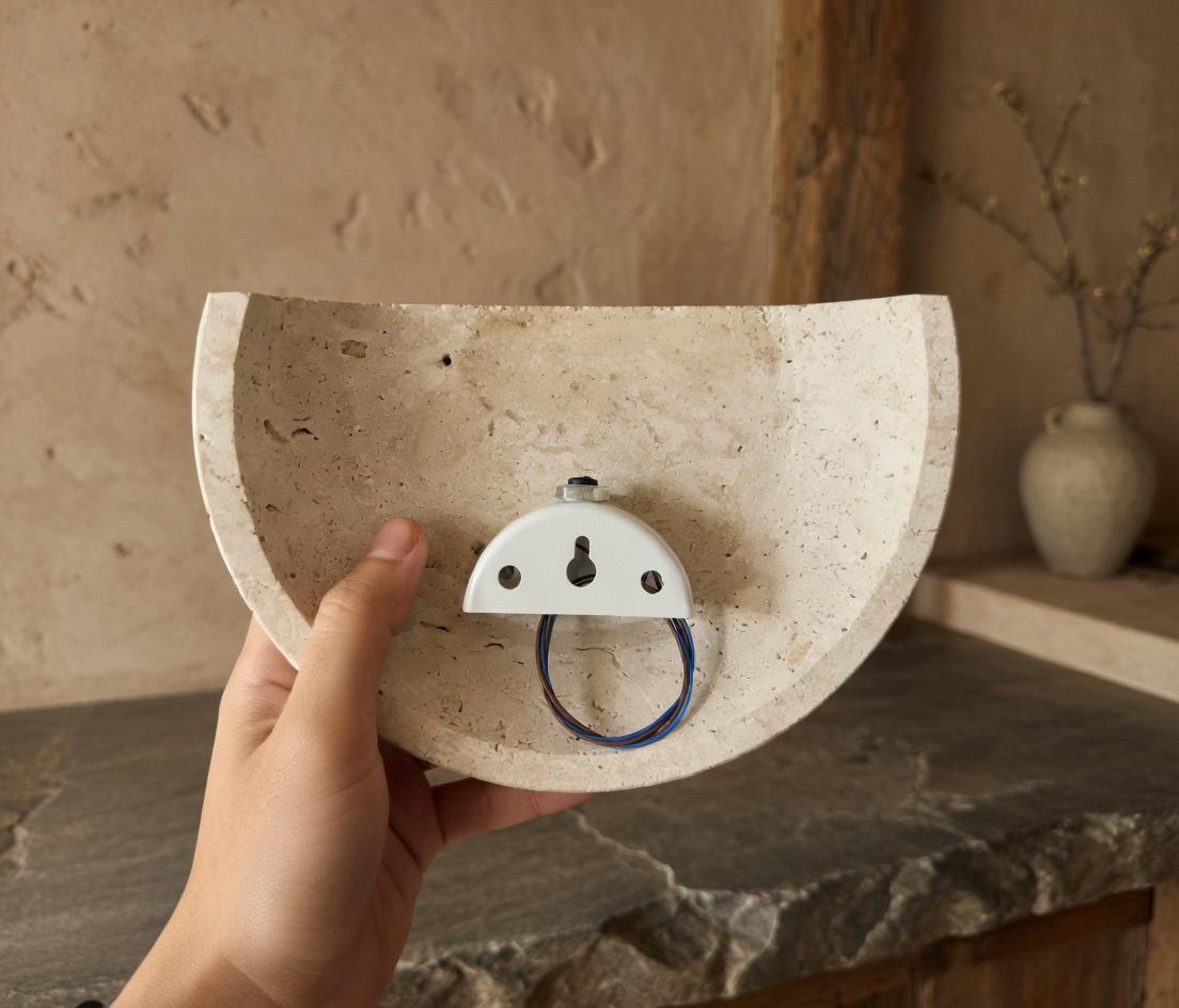 Paire appliques travertin demi-lune encadrant miroir salle de bain Japandi Wabi-Sabi – Atelier Fancy Light