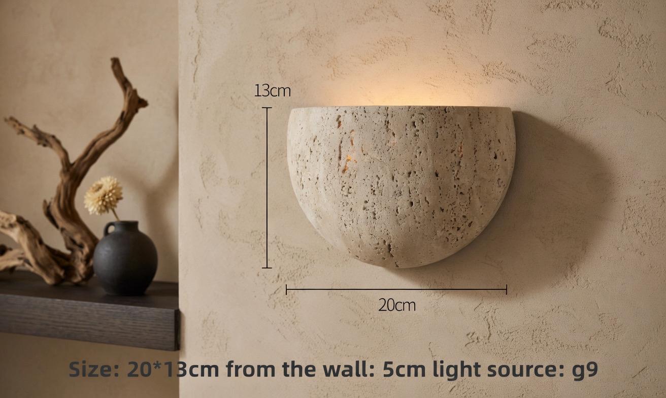 Applique demi-lune travertin allumée halo chaud montant mur salon minimaliste – Atelier Fancy Light