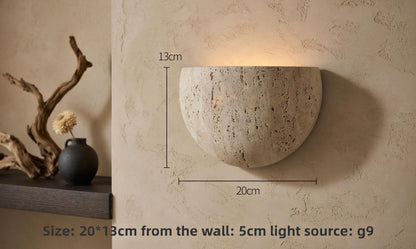 Applique demi-lune travertin allumée halo chaud montant mur salon minimaliste – Atelier Fancy Light