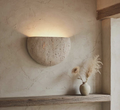 Travertin-Halbmond-Wandleuchte – Wabi-Sabi-Auflicht